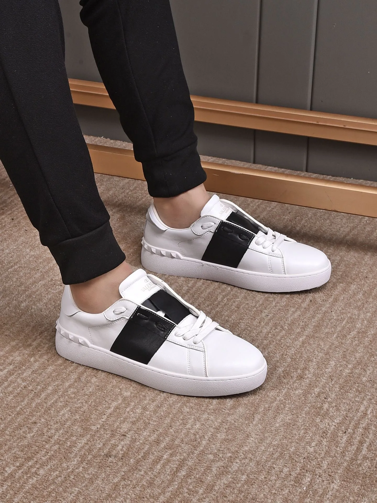 Men's shoes 440💰 (men and women couples) Valentino classic color matching series casual shoes. Made with heavy craftsmanship, good products pay attention to every detail. A must-have trendy item that can be worn all year round, it has been worn by many celebrities and Internet celebrities~~Imported cowhide surface, unique design concept, sheepskin lining, counter quality. Women’s clothing 35-40. Men’s clothing 39-44, 45-46 (returns and exchanges are not supported for custom-made items)